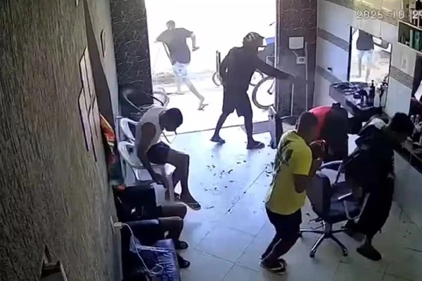 Pânico em barbearia: jovem é executado a queima roupa enquanto cortava cabelo; veja foto