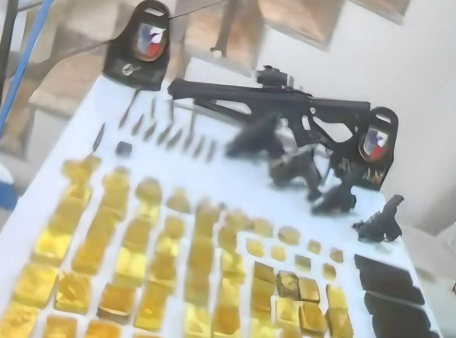 Policiais são presos com R$ 45 milhões em ouro após manter família refém (Foto: Reprodução/SBT)
