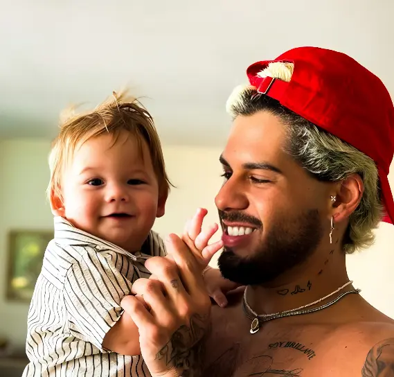 Zé Felipe encanta seguidores ao postar vídeo cantando para o filho caçula (Foto: Reprodução Redes Sociais)