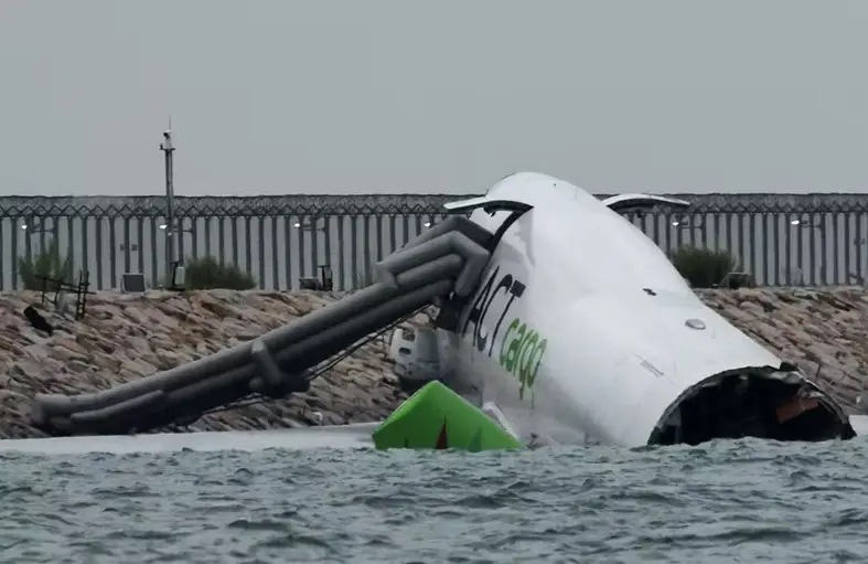 Um trágico acidente aéreo ocorreu neste domingo (19), em Hong Kong, quando um avião de carga derrapou na pista durante o procedimento de pouso e caiu no mar. A informação foi divulgada pela mídia local, que reporta a morte de duas pessoas. Reprodução/redes sociais
