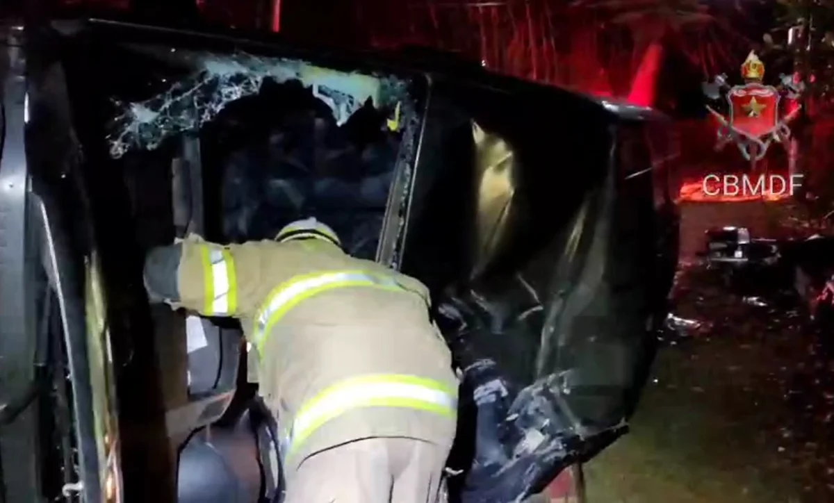 Van com ginástas acrobáticos tomba e deixa feridos