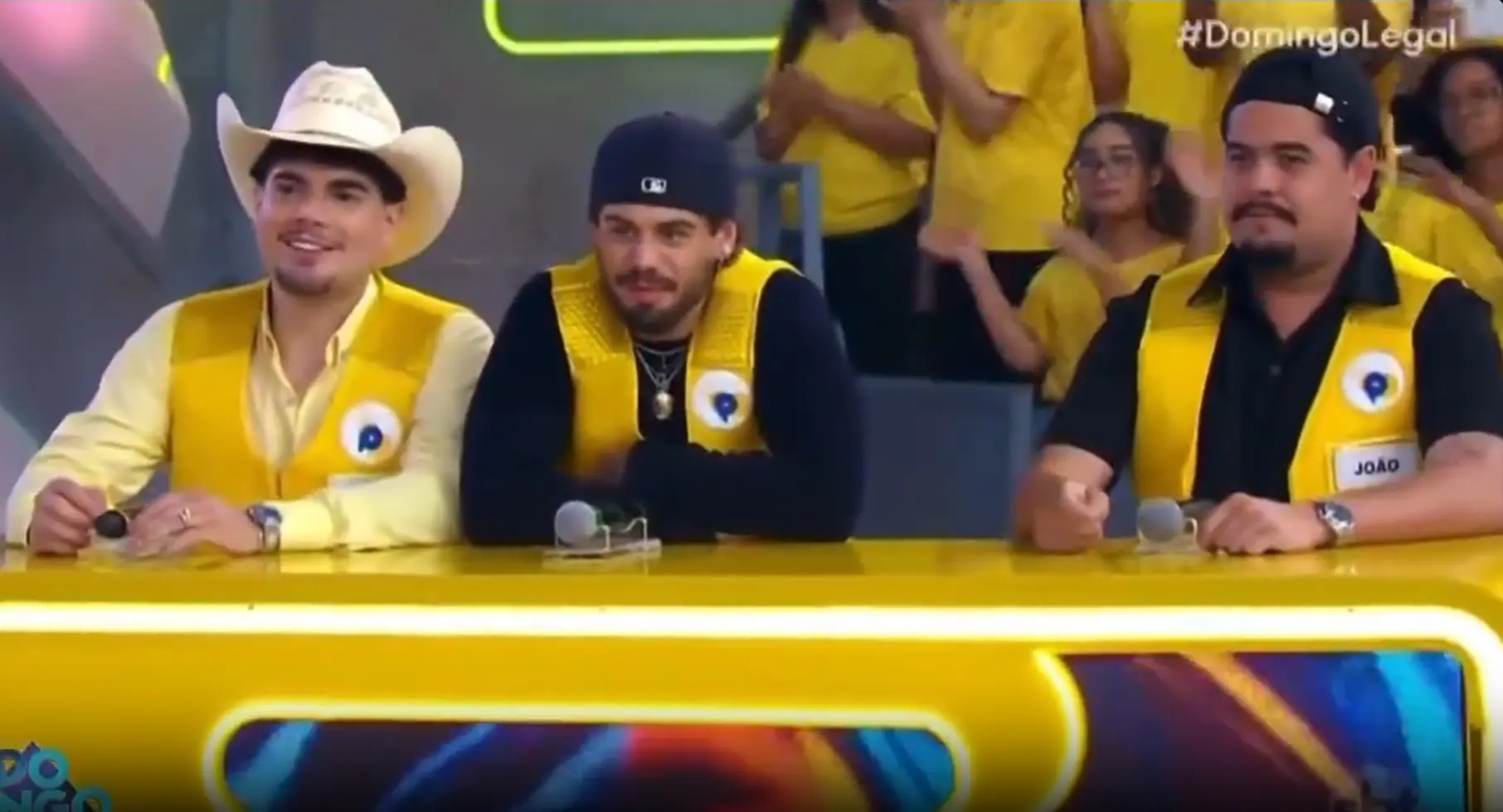 Momentos antes do beijo entre Ana Castela e Zé Felipe, no Domingo Legal. Reprodução/TV