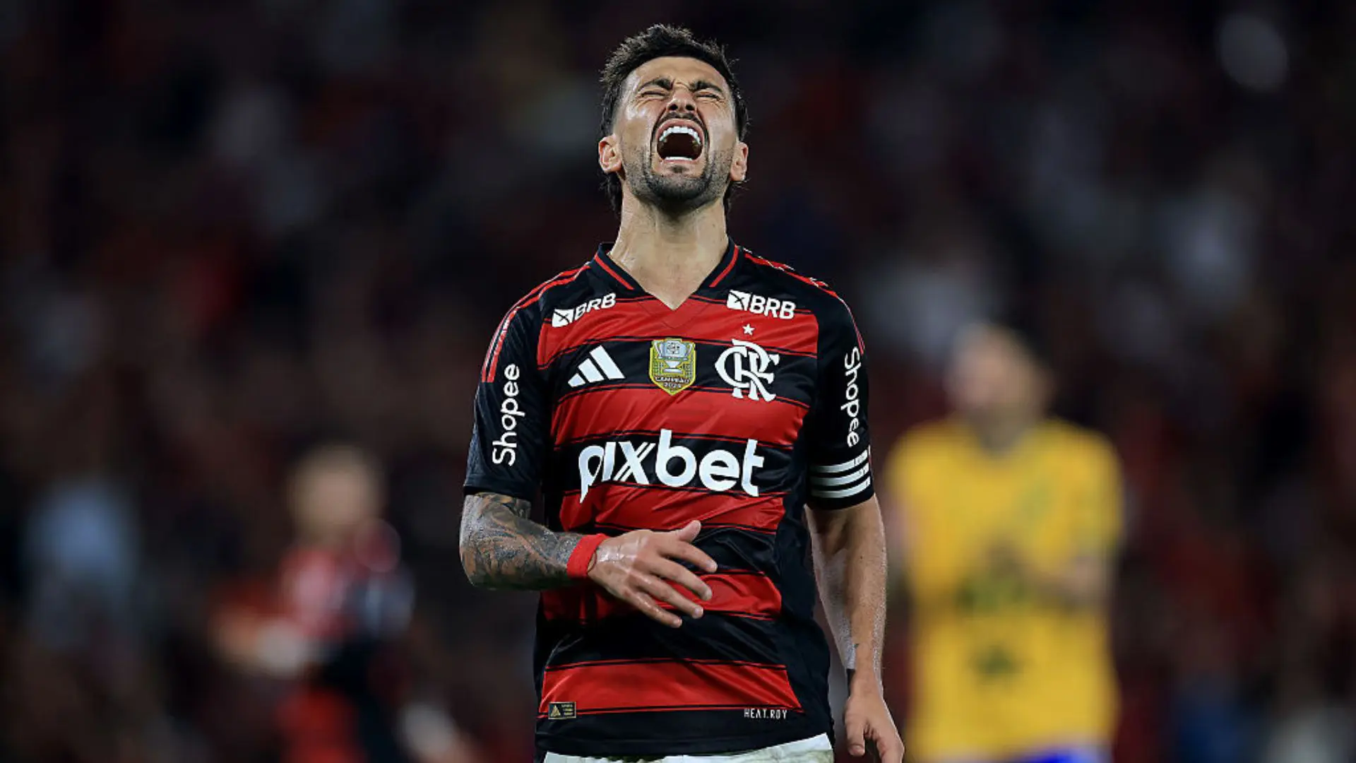 Arrascaeta é assaltado após jogo contra o Palmeiras, no Maracanã. Divulgação