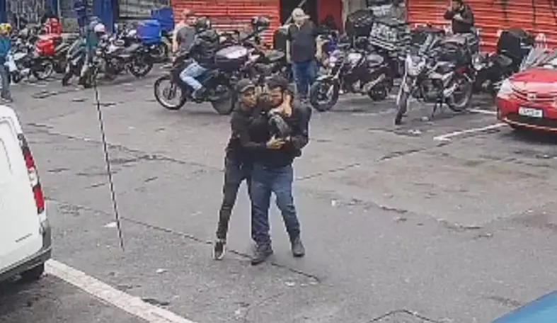 Homem é assaltado no centro de São Paulo e leva tiro na cabeça. Reprodução/câmera de segurança
