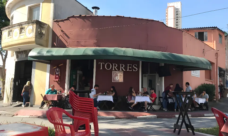 Bebidas apreendidas no Torres Bar apresentaram até 45% de metanol (Foto: Reprodução / Redes Sociais)