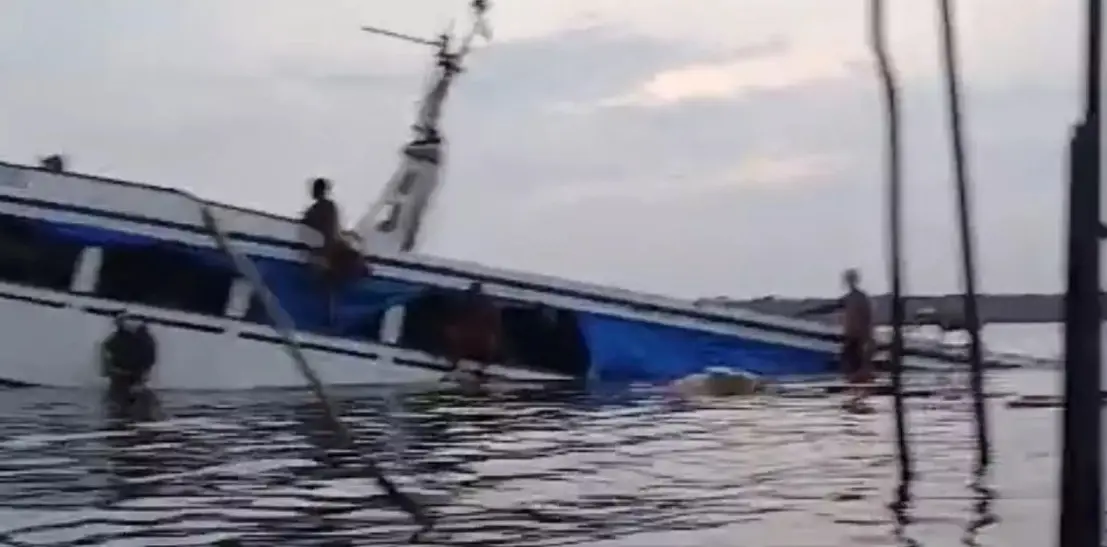 Embarcação naufraga e deixa 2 mortos