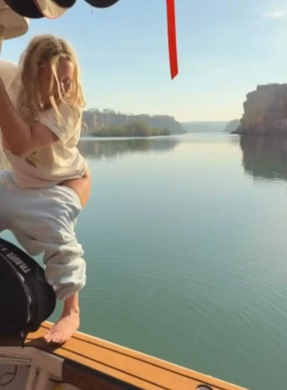 Surfista é ameaçada de morte após vídeo ‘ousado’ ser confundido com ofensa a lago sagrado