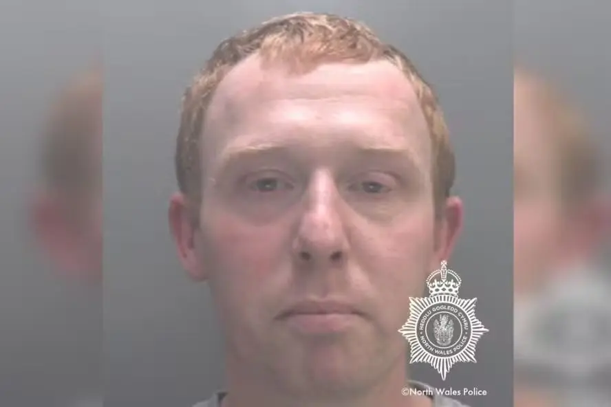 Michael Jones foi 'amamentado' pela ex em local público no País de Gales — Foto: Reprodução/North Wales Police