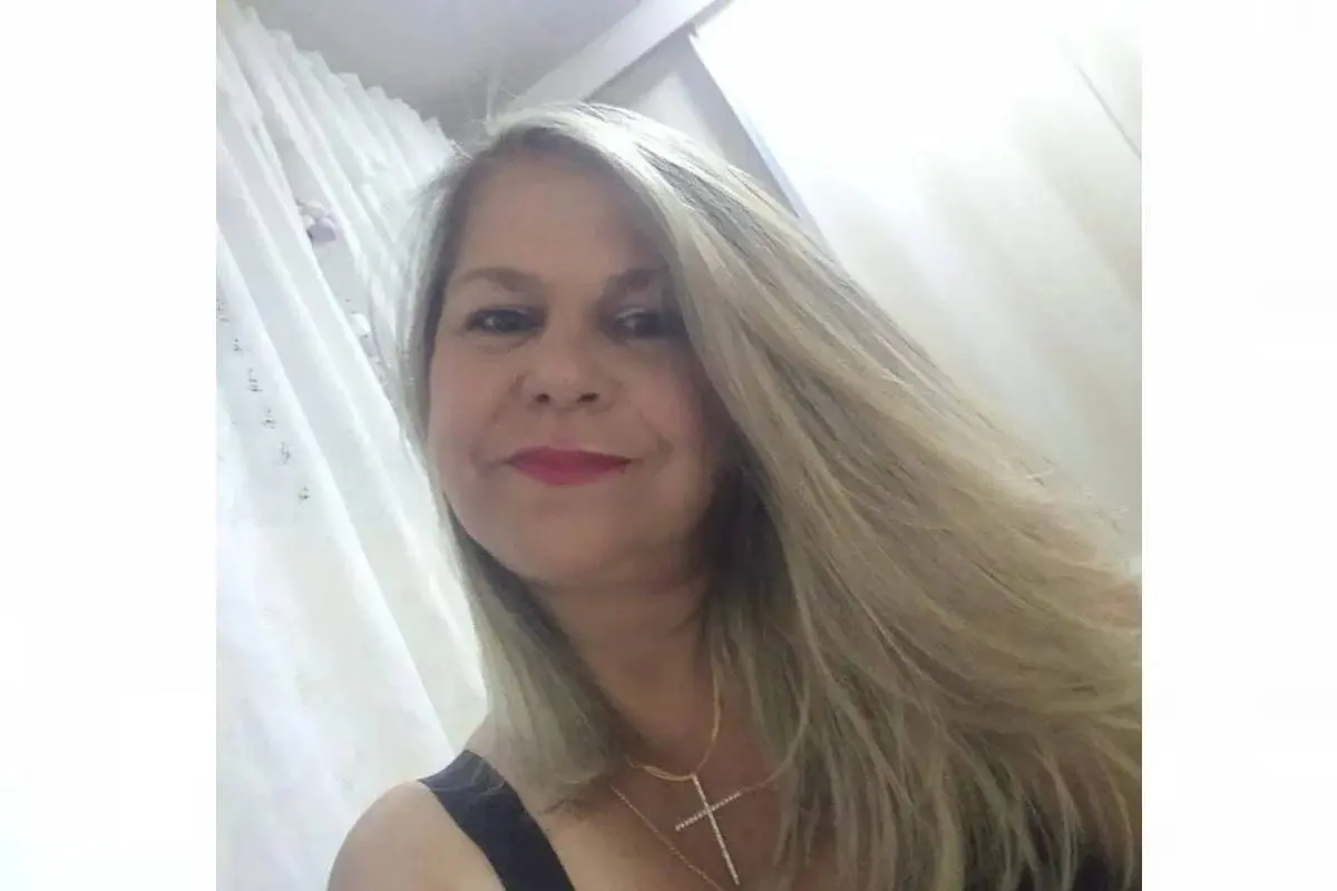 Mulher atacada com picareta pelo companheiro morre após internação
