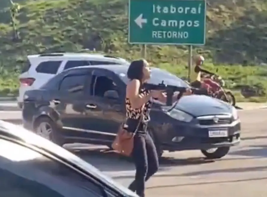 Policial Civil viraliza após ser flagrada apontando fuzil para criminoso