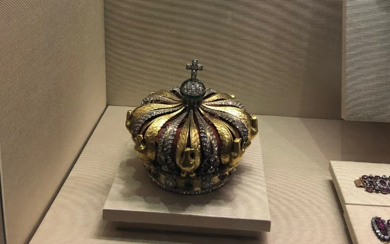 Vídeo revela suspeito usando serra elétrica para roubar joia no Museu do Louvre