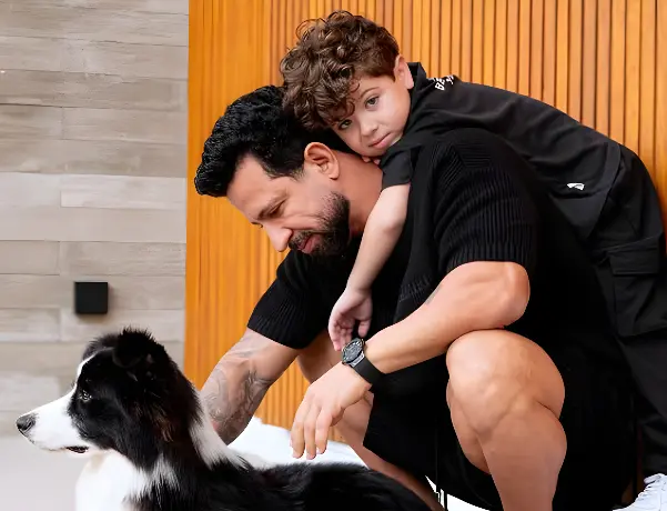 Dennis DJ junto do filho com a cantora Bárbara Falcão (Foto: Reprodução / Redes Sociais)