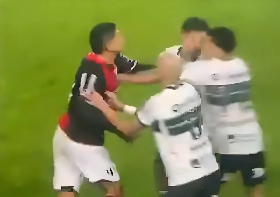Edson, do Botafogo, desferindo um tapa no rosto de Zeca, jogador do Coritiba (Foto: Reprodução)