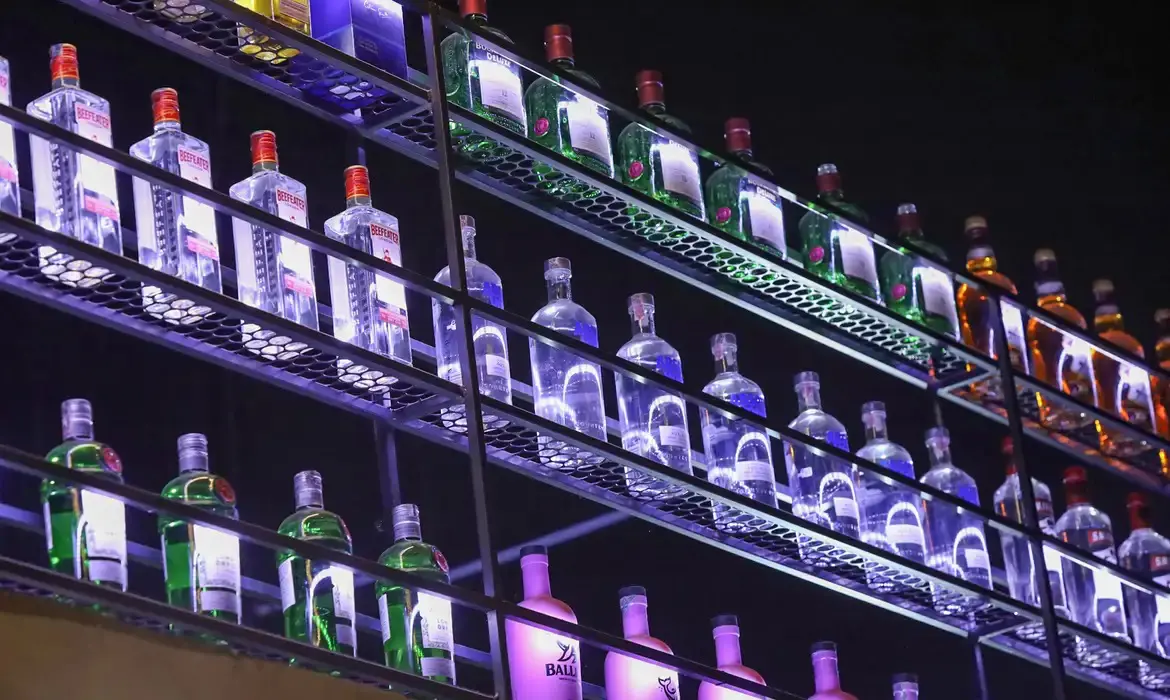 Fiscalização em distribuidoras de bebidas - Agência Brasil