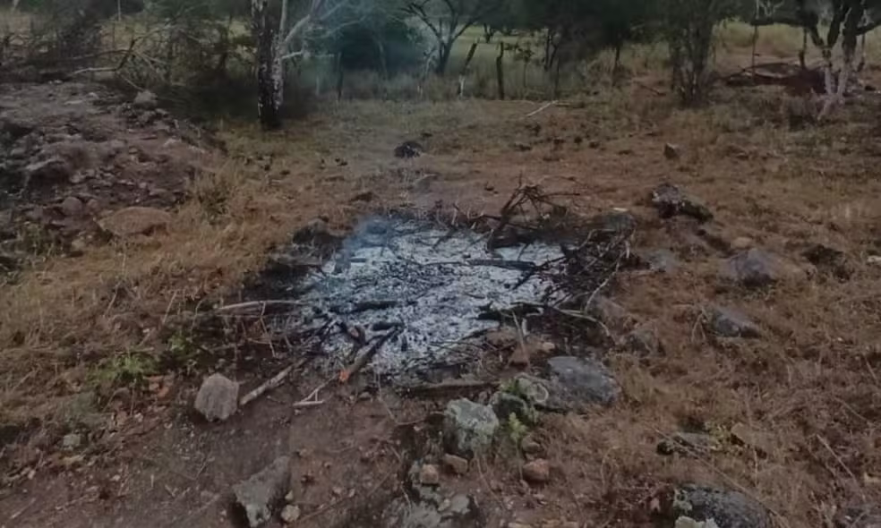 Fogueira com vestígios de roupas incineradas levantam indicios sobre o crime — Foto: Ascom/PC-BA