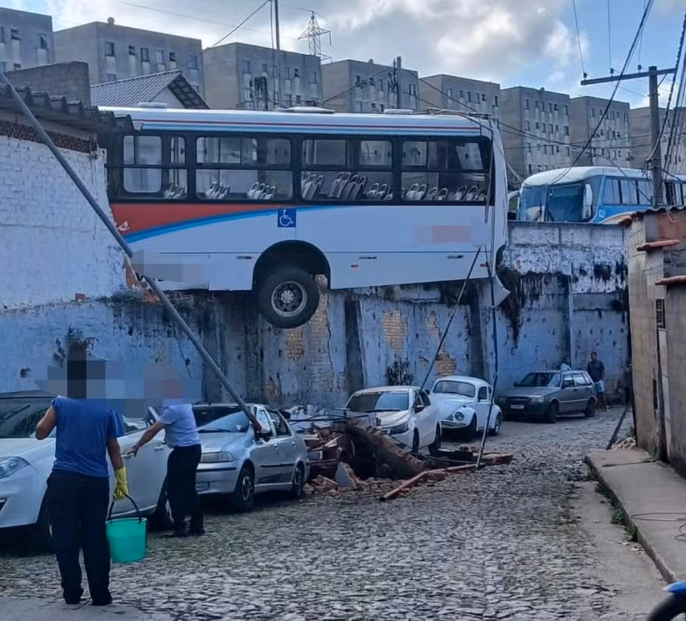 Impressionante: mecânico passa mal e ônibus fica pendurado