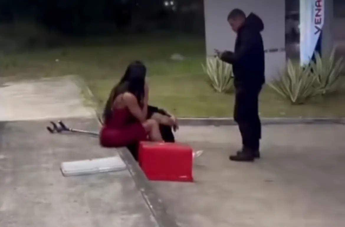 a dançarina e a irmã foram assaltadas enquanto abasteciam o veículo em posto de combustível
