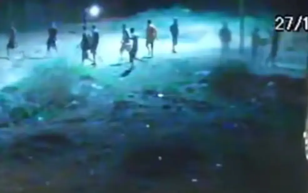 Grupo de Jovens fogem após agredir criança || Reprodução: TV Anhanguera 