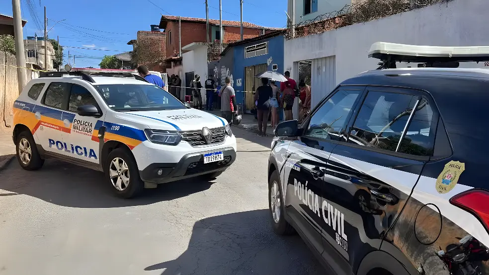 Homem não identificado foi morto à tiros no meio da rua (Foto: Jhullie Rodrigues / Inter TV Grande Minas)