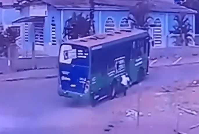 Idoso é atingido por ônibus enquanto atravessava a rua (Foto: Reprodução: Câmera de Segurança)