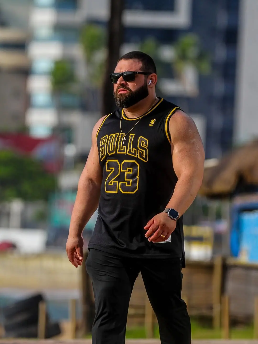 Barra de ferro de 100kg esmaga personal trainer em academia; vídeo
