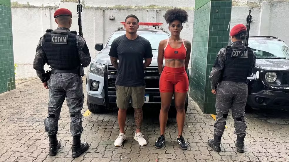 Influenciadora Laís Oliveira e seu marido sendo presos em dezembro de 2024
