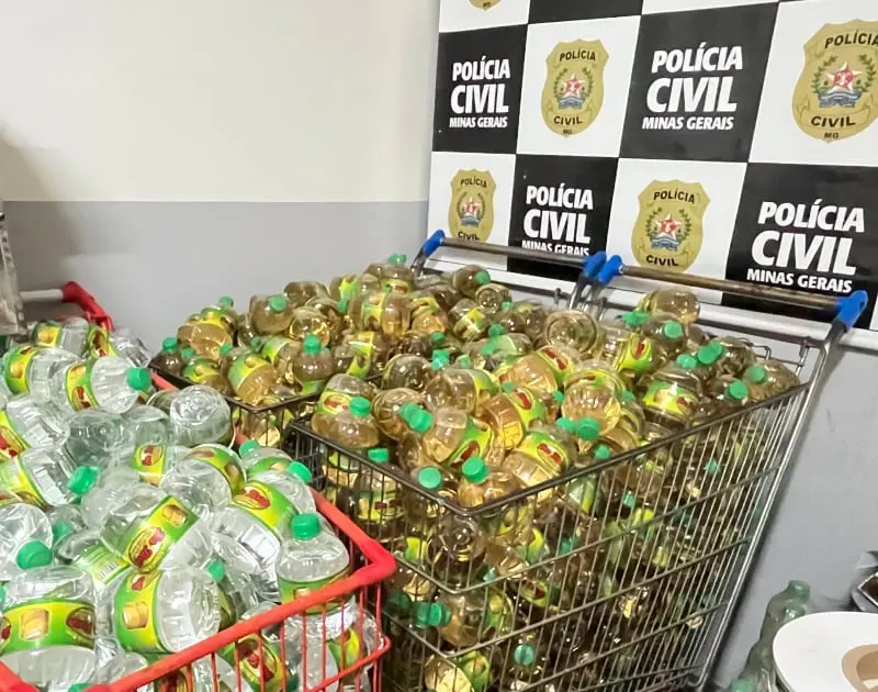 Fábrica clandestina de cachaça é descoberta dentro de casa em BH (Foto: Divulgação/Polícia Civil)