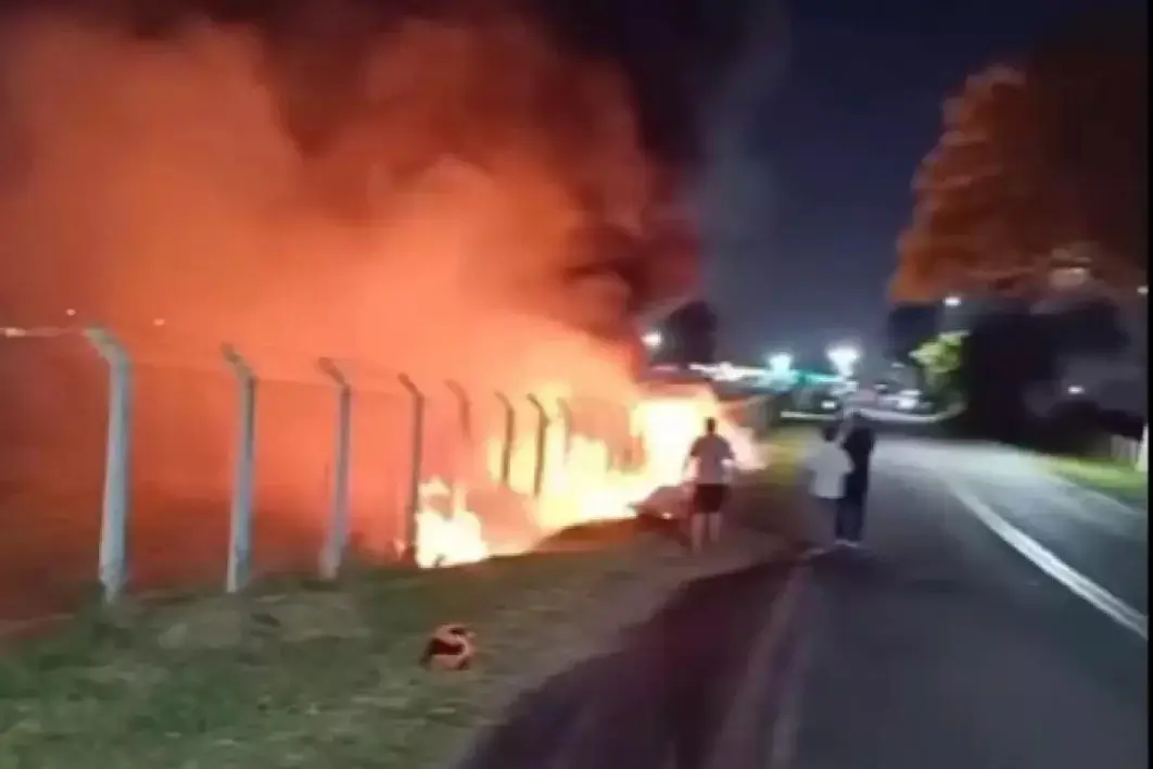 Vídeo: motociclista morre carbonizado após ser atingido por carro de luxo em racha (Foto: Reprodução)