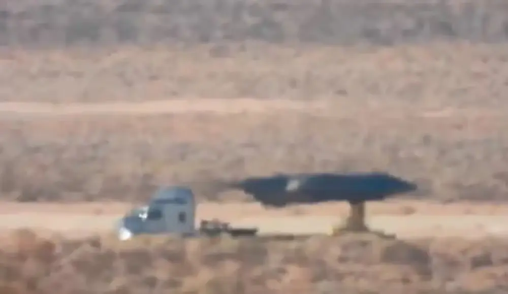 Legenda: Imagens divulgadas por Anders Otteson mostram objeto semelhante a uma nave sendo testado em base militar americana . Foto: Reprodução/YouTube.