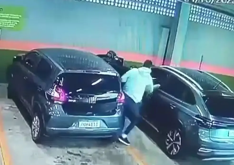 Dois ladrões saem de carro e atacam mulher em estacionamento de supermercado na Zona Sul de São Paulo no sábado (4). — Foto: Reprodução