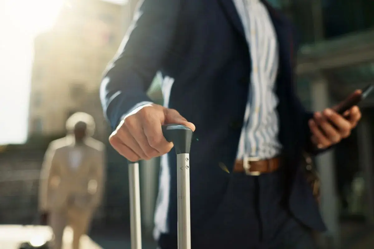 Mulher descobre que “viagens de trabalho” do pai eram mentira e se revolta