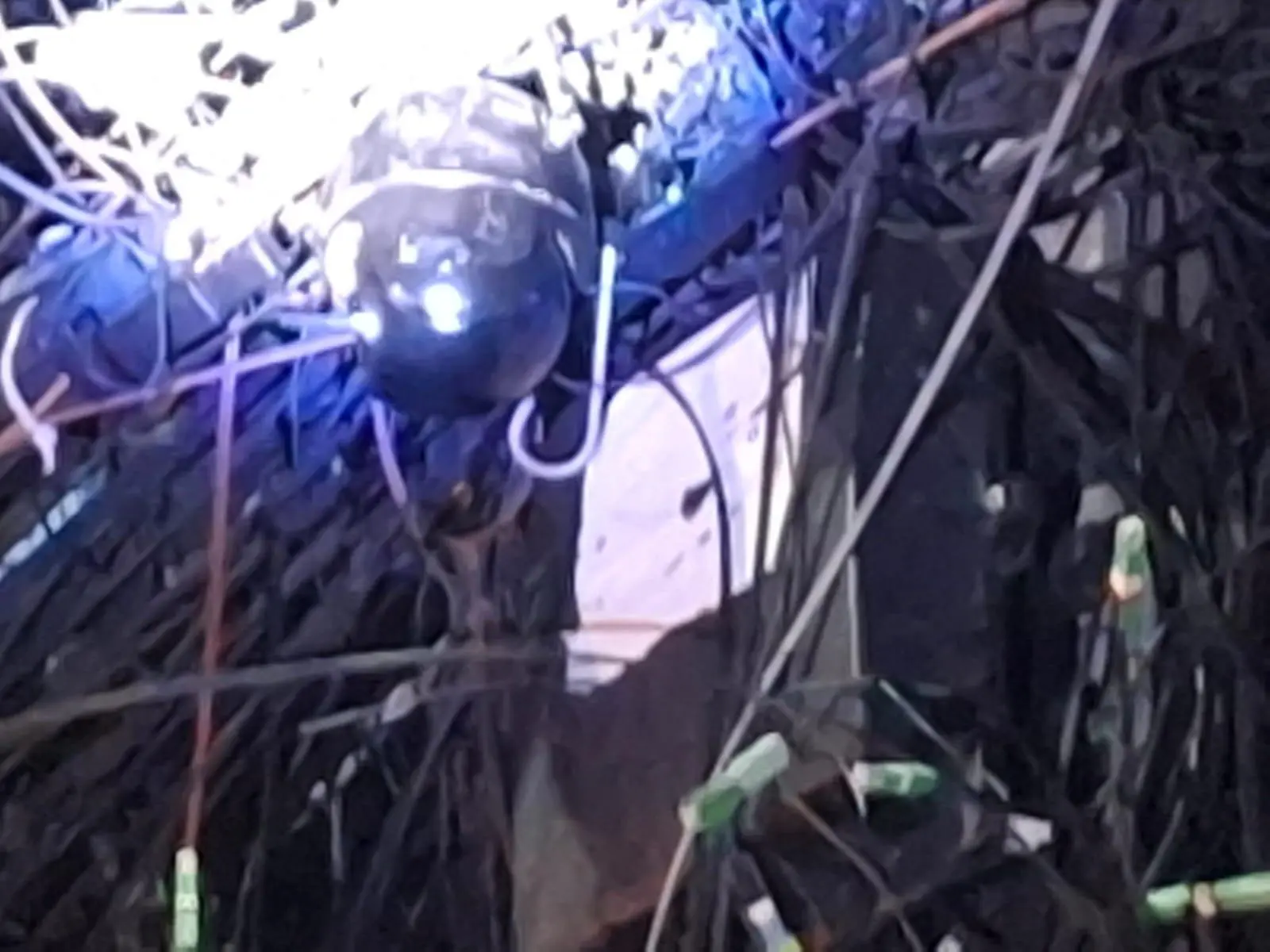 Câmeras são instaladas pelas facções em meio ao emaranhado de fios elétricos, em postes, ou em imóveis abandonados, para não chamar a atenção da população local e de autoridades - Foto: reprodução/arquivo pessoal