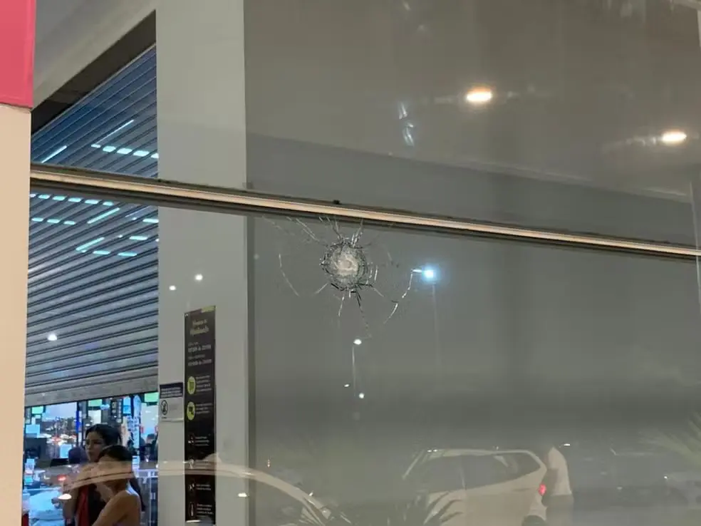 Marca de tiro em um vidro no shopping — Foto: Divulgação