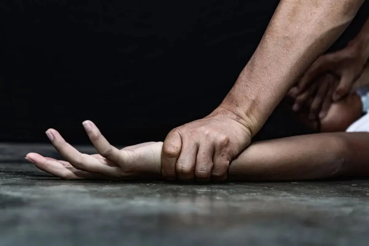 Homem é preso após agredir irmã com mordidas e facadas