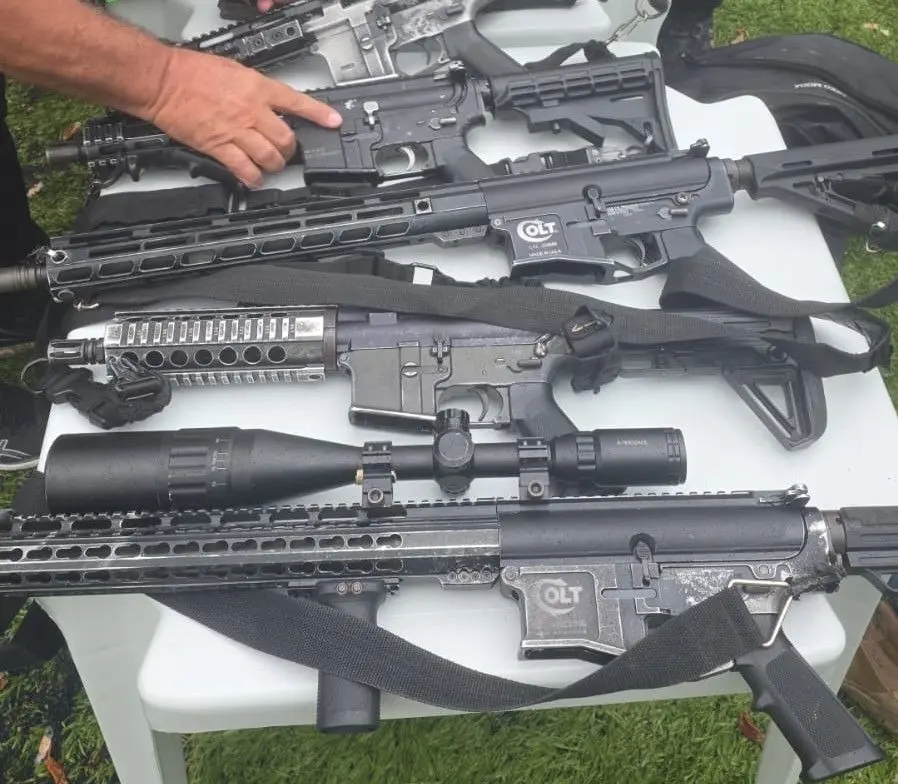 'Faixa memorial': polícia acaba com festa em homenagem a milicianos e prende sete envolvidos (Foto: Divulgação/PCRJ)