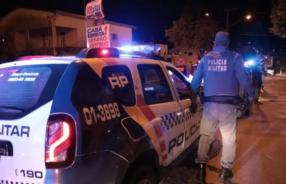 Homem tenta matar esposa e agride filha de 13 anos