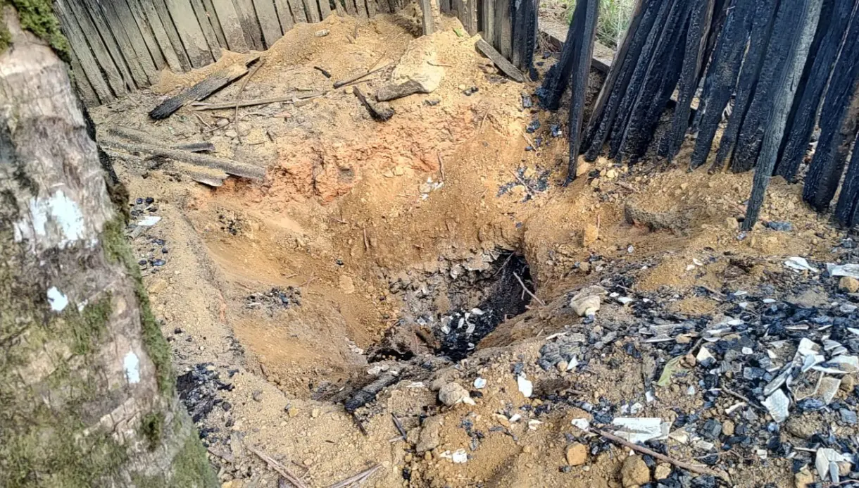 Local onde mulher foi encontrada morta, esquartejada e queimada (Foto: Reprodução)
