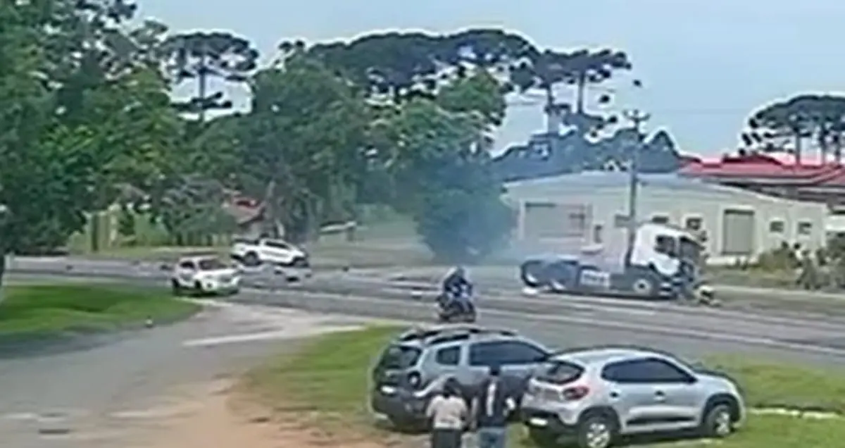 Vídeo: caminhão desgovernado perde o controle, invade pista contrária e mata casal e bebê