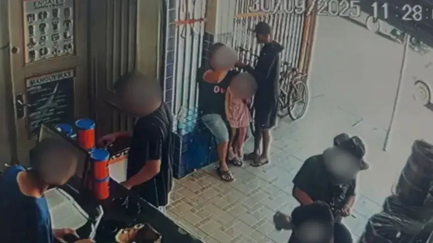  PM é baleado com a filha no colo durante assalto (Foto: Câmera de segurança)