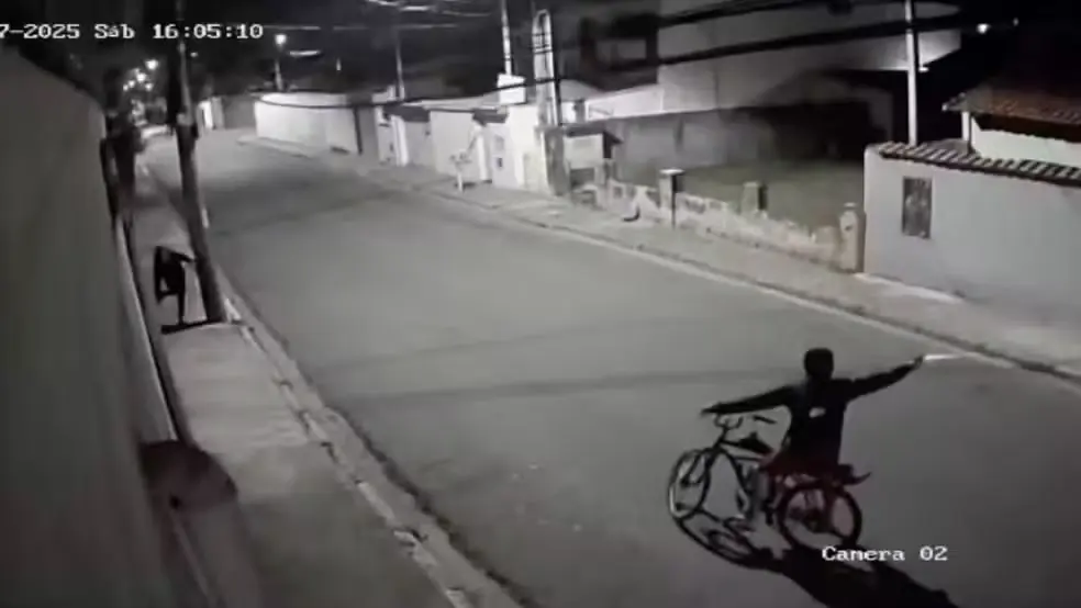 Jovem armado atirou em direção a outro adolescente após uma discussão na rua — Foto: Reprodução/g1