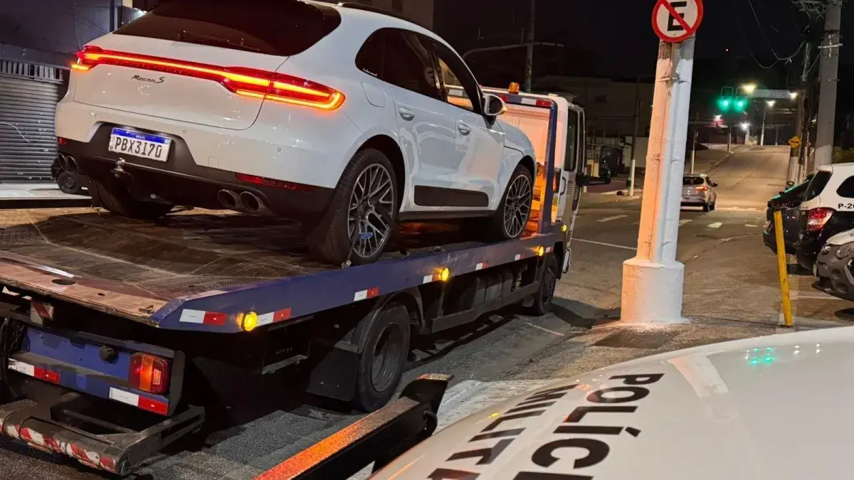 Veículo de luxo só foi interceptado após perseguição que começou na Avenida Nove de Julho e terminou na Marginal Tietê  - Foto: divulgação/PMSP