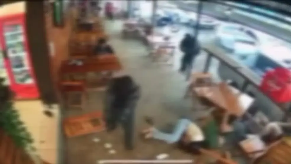 Vídeo mostra ataque em restaurante na Grande BH; dois homens foram baleados — Foto: Reprodução/Redes sociais