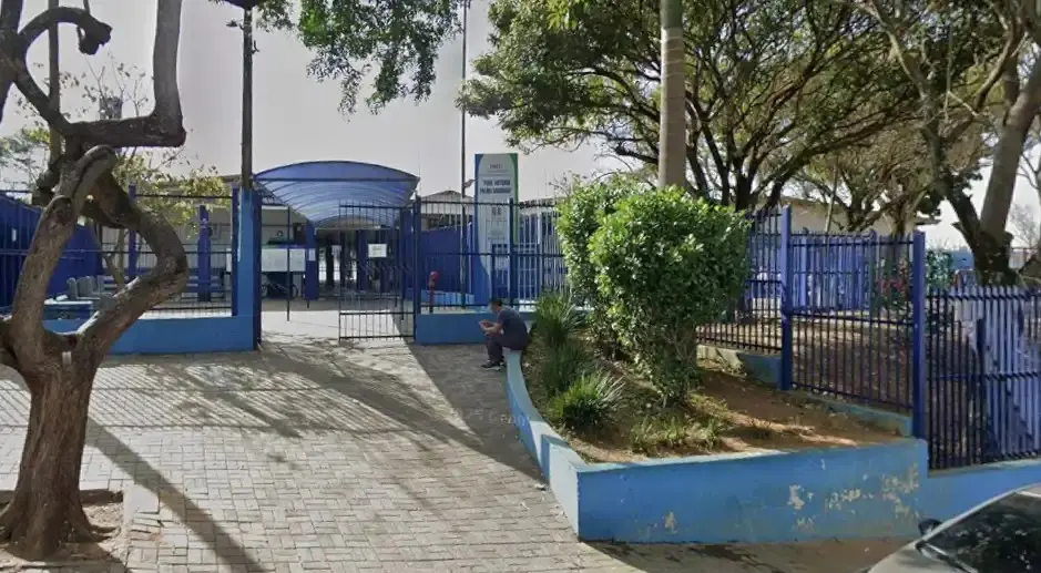 Mensagem falsa sobre distribuição de bombons em frente à escola assustou pais em São José dos Campos. Direção nega qualquer ocorrência. Foto: Divulgação.
