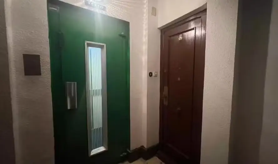 Porta do apartamento em Valência (Espanha) onde o corpo de idoso foi mantido por 15 anos — Foto: Reprodução/X

