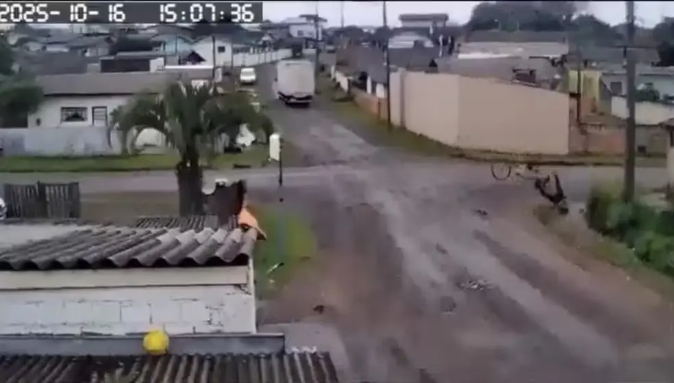 Imagem mostra momento em que idoso de 71 anos é arrastado junto com bicicleta por caminhão em SC — Foto: Reprodução/Redes Sociais