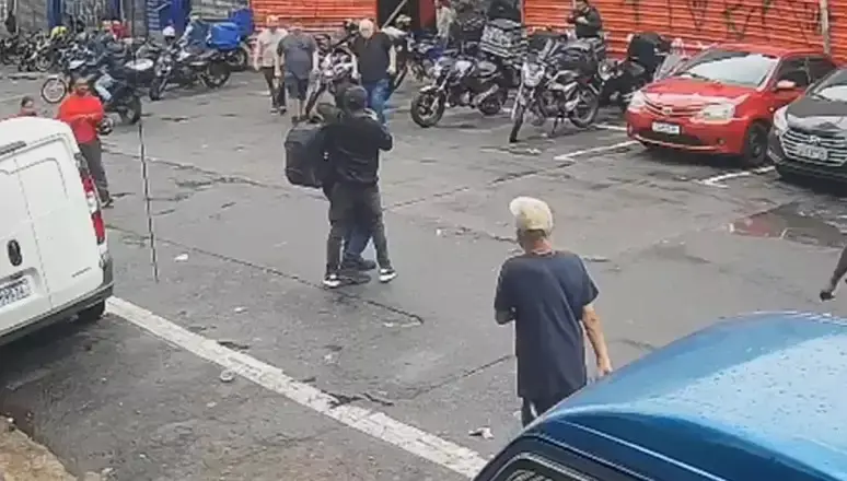 Entregador é baleado na cabeça durante assalto (Foto: Reprodução/Redes sociais)