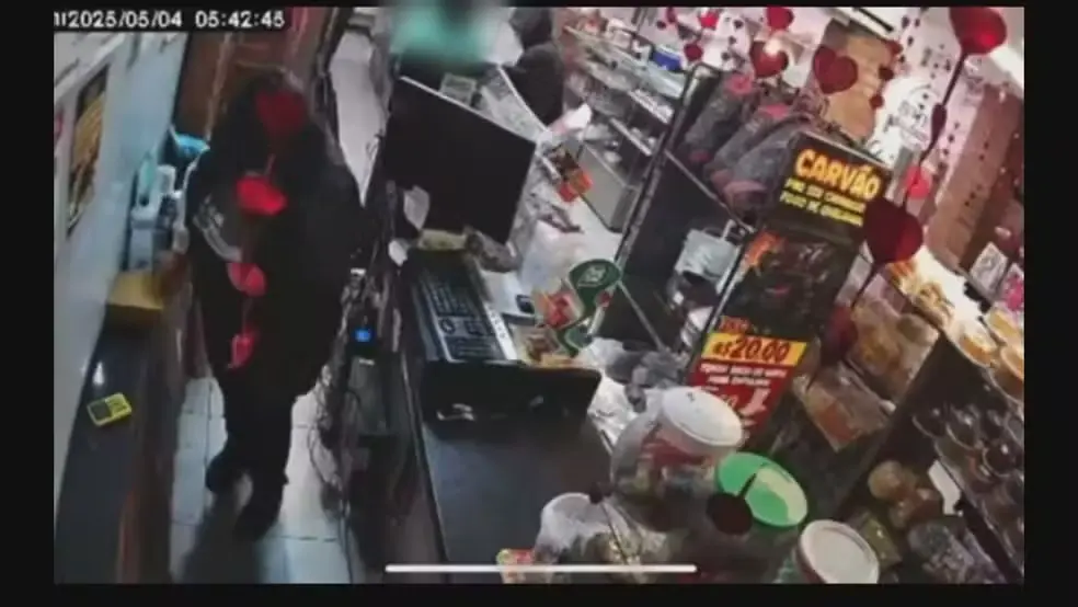 Câmera de segurança flagrou os criminosos no estabelecimento — Foto: Reprodução/TV Globo