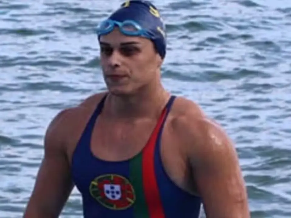 Hannah Caldas, de 47 anos, enfrentou punição da FINA após se negar a realizar exame de verificação de sexo, levantando debate sobre direitos de atletas transgêneros. Foto: Reprodução / Redes sociais.