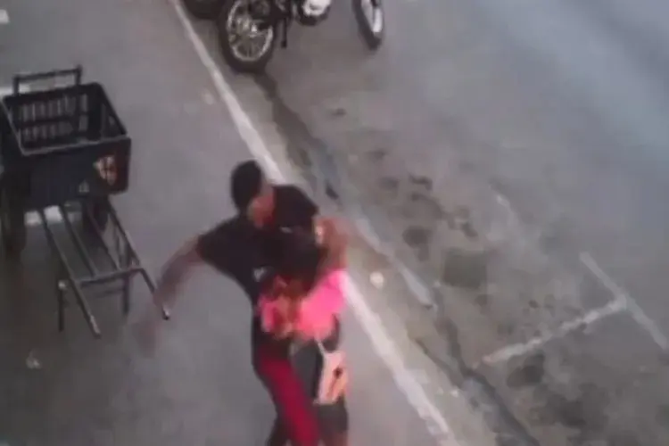 Imagem impressionante: jovem é brutalmente atacada a facadas pelo companheiro