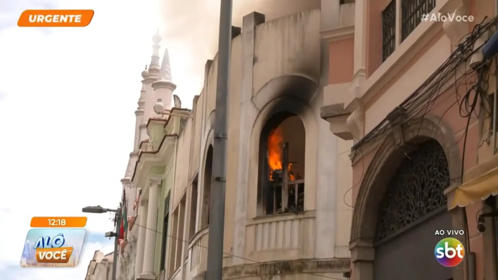 Bombeiros combatem incêndio em casarão antigo no Centro do Rio
